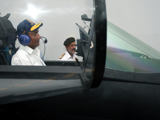 印度海軍米格-29KUB艦載戰(zhàn)機服役現(xiàn)場圖曝光