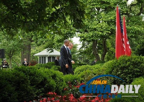 奧巴馬出門(mén)前伸手測(cè)雨 或因海軍撐傘風(fēng)波心有余悸