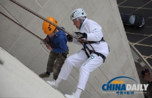 英99歲老嫗繩降百英尺高樓 破自創(chuàng)最高齡紀(jì)錄