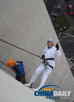 英99歲老嫗繩降百英尺高樓 破自創(chuàng)最高齡紀(jì)錄