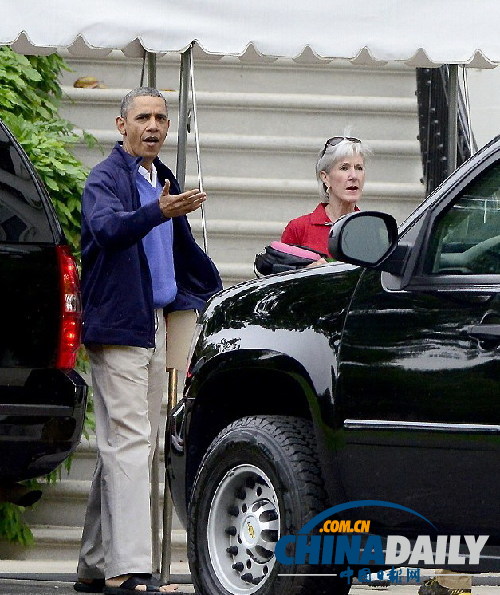 奧巴馬出門伸手測雨 或因發(fā)布會(huì)撐傘風(fēng)波心有余悸