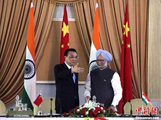 李克強(qiáng)用英語(yǔ)問印度記者:與辛格握手照能否上頭條?