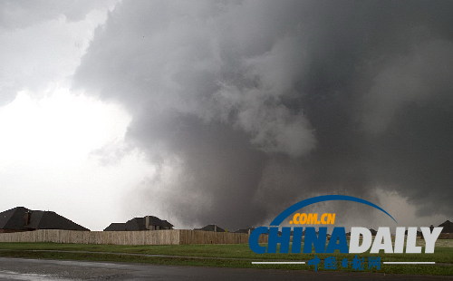 美國(guó)俄克拉荷馬市郊遭龍卷風(fēng)重創(chuàng) 近百人死亡