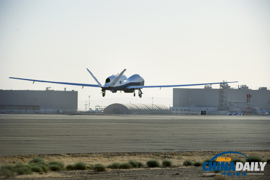 美國海軍型MQ-4C全球鷹無人偵察機(jī)成功首飛