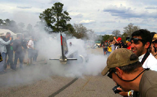 美國(guó)男子將廢棄飛機(jī)改裝成汽車 拉風(fēng)上路引圍觀