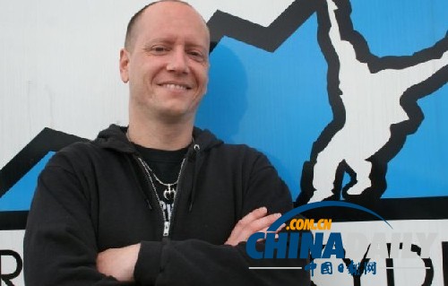 美國海軍跳傘教練高空擊碎12塊木板破紀(jì)錄