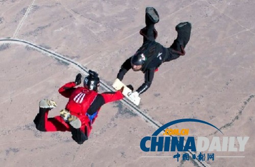 美國海軍跳傘教練高空擊碎12塊木板破紀錄