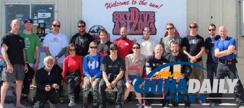 美國(guó)海軍跳傘教練高空擊碎12塊木板破紀(jì)錄