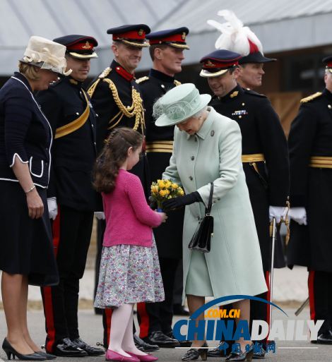 英女王慰問倫敦遭襲士兵所在軍營 檢閱皇家炮兵部隊(duì)