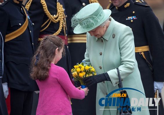 英女王慰問倫敦遭襲士兵所在軍營(yíng) 檢閱皇家炮兵部隊(duì)