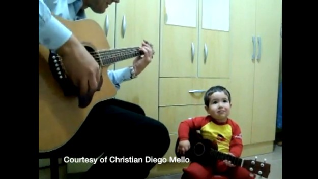 巴西1歲寶寶與父親合唱視頻躥紅