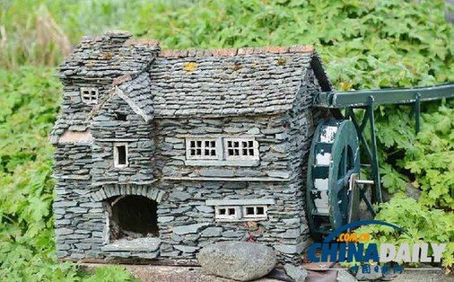 英67歲建筑工花園中自建仨微型村 成當(dāng)?shù)芈糜尉包c(diǎn)
