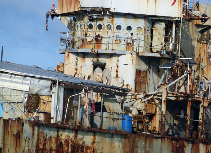 高清:日本記者登上我仁愛礁菲律賓坐灘艦 近距拍攝