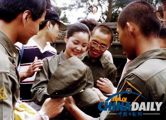 組圖:鄧麗君勞軍罕見照 獻(xiàn)吻阿兵哥