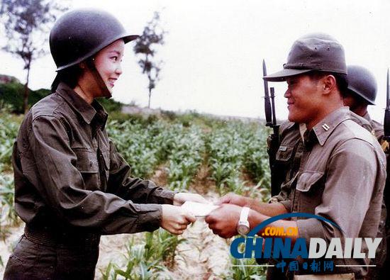 組圖：鄧麗君勞軍罕見照 獻(xiàn)吻阿兵哥