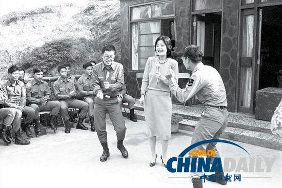 組圖：鄧麗君勞軍罕見照 獻吻阿兵哥