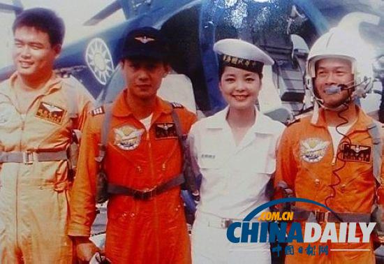 組圖：鄧麗君勞軍罕見照 獻(xiàn)吻阿兵哥