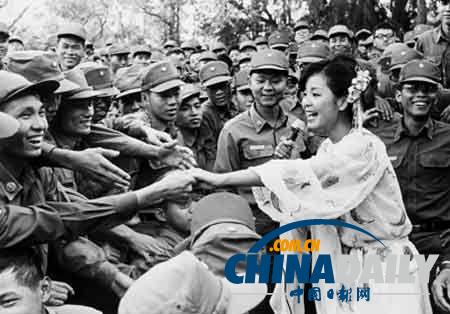 組圖：鄧麗君勞軍罕見照 獻(xiàn)吻阿兵哥