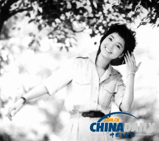 組圖：鄧麗君勞軍罕見照 獻(xiàn)吻阿兵哥