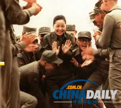 組圖:鄧麗君勞軍罕見(jiàn)照 獻(xiàn)吻阿兵哥