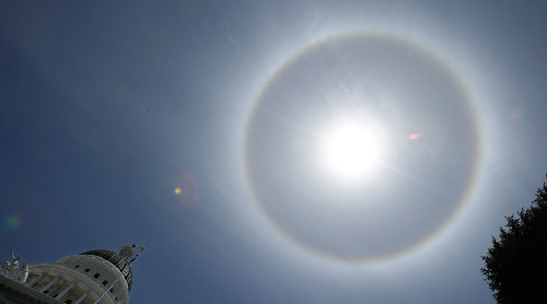 美加州上空出現(xiàn)“日暈”奇觀 美輪美奐引注目