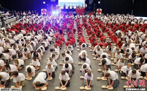 德國約600學(xué)生同時練習(xí)心臟復(fù)蘇 欲創(chuàng)世界紀(jì)錄