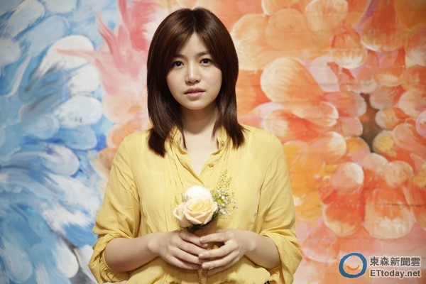 陳妍希唱《天黑黑》走音不斷 吉他手能跟上拍被贊