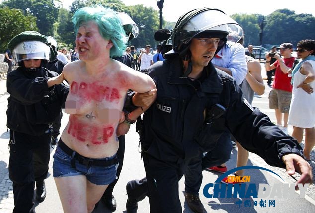 奧巴馬柏林演講呼吁削減戰(zhàn)略核武 女權(quán)運(yùn)動(dòng)者半裸示威求助