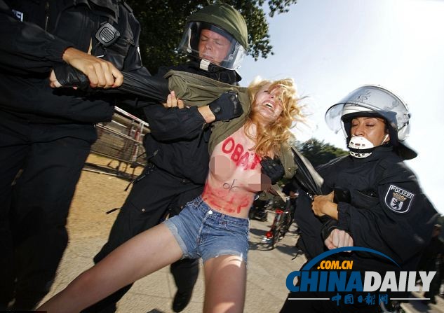 奧巴馬柏林演講呼吁削減戰(zhàn)略核武 女權運動者半裸示威求助