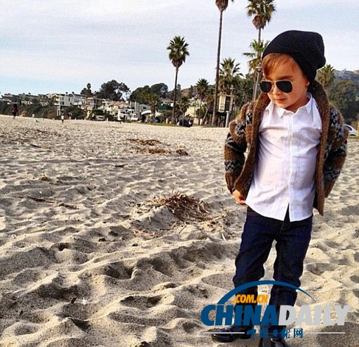 美國5歲男孩穿著時(shí)尚愛拍照愛分享 引領(lǐng)網(wǎng)絡(luò)炫酷風(fēng)