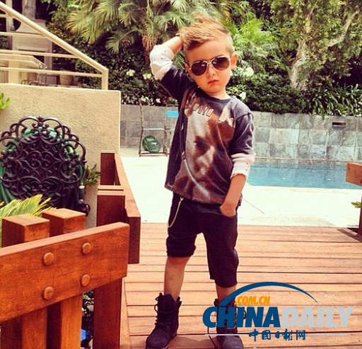 美國5歲男孩穿著時尚愛拍照愛分享 引領網(wǎng)絡炫酷風