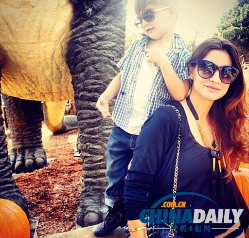 美國(guó)5歲男孩穿著時(shí)尚愛(ài)拍照愛(ài)分享 引領(lǐng)網(wǎng)絡(luò)炫酷風(fēng)