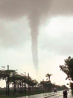 臺(tái)南昨日傍晚突現(xiàn)龍卷風(fēng) 持續(xù)十余分鐘(圖)