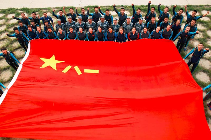 揭秘八一跳傘隊：“魔鬼訓(xùn)練”每天摔30下