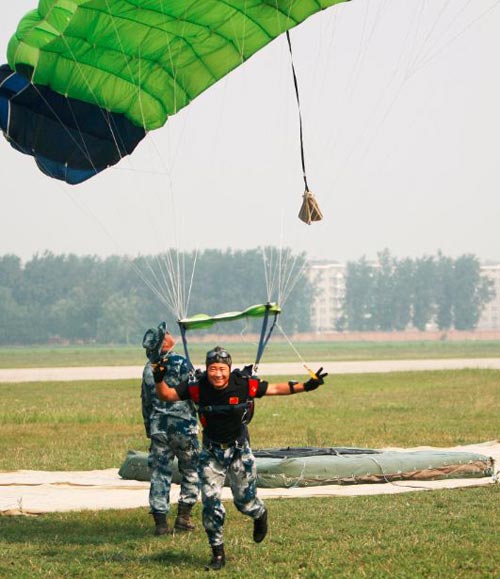 揭秘八一跳傘隊(duì)：“魔鬼訓(xùn)練”每天摔30下