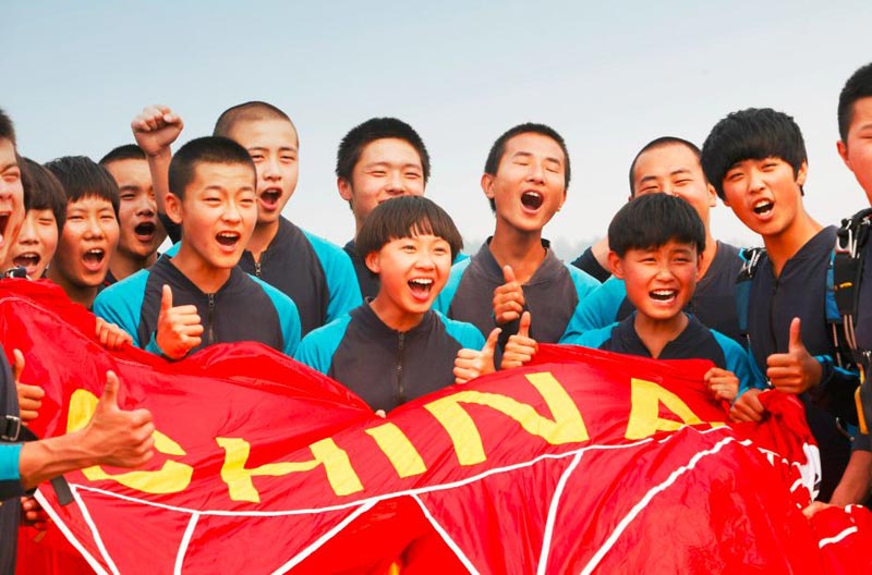 揭秘八一跳傘隊:“魔鬼訓練”每天摔30下