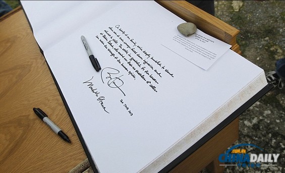 奧巴馬參觀曼德拉被囚18年監(jiān)獄 留言贊英雄強(qiáng)大精神