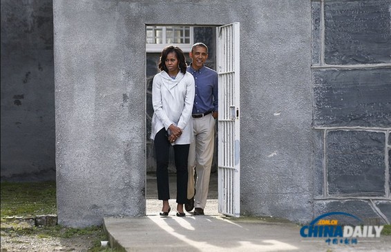 奧巴馬參觀曼德拉被囚18年監(jiān)獄 留言贊英雄強大精神