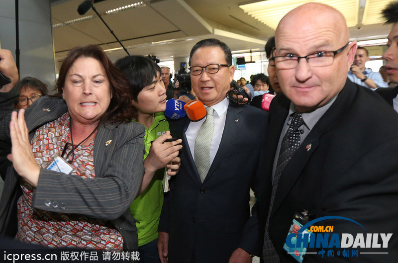 韓亞航空社長抵舊金山 遭媒體圍堵寸步難行(組圖)