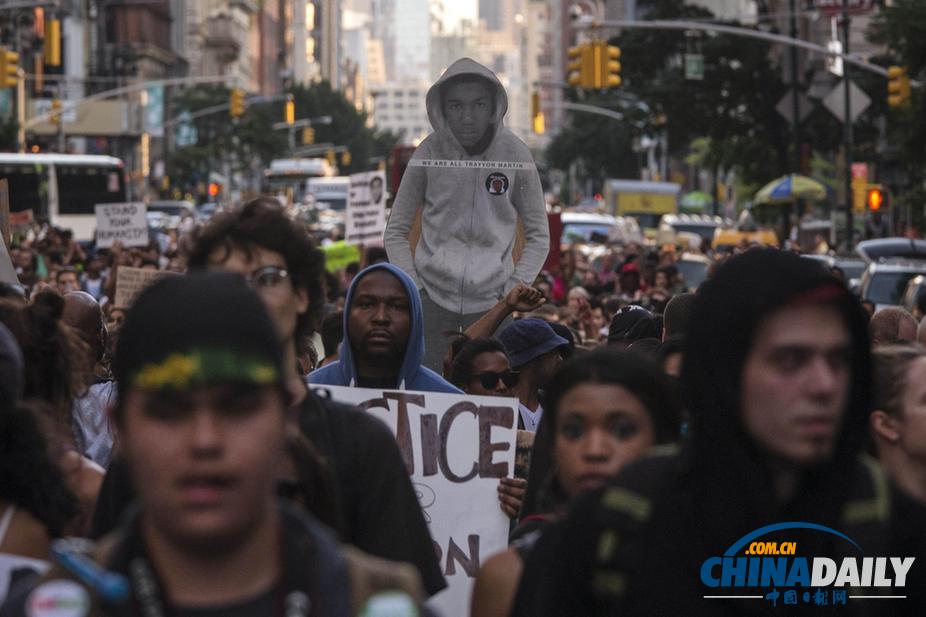 數(shù)千人聚集紐約時(shí)報(bào)廣場 抗議協(xié)警槍殺黑人被判無罪