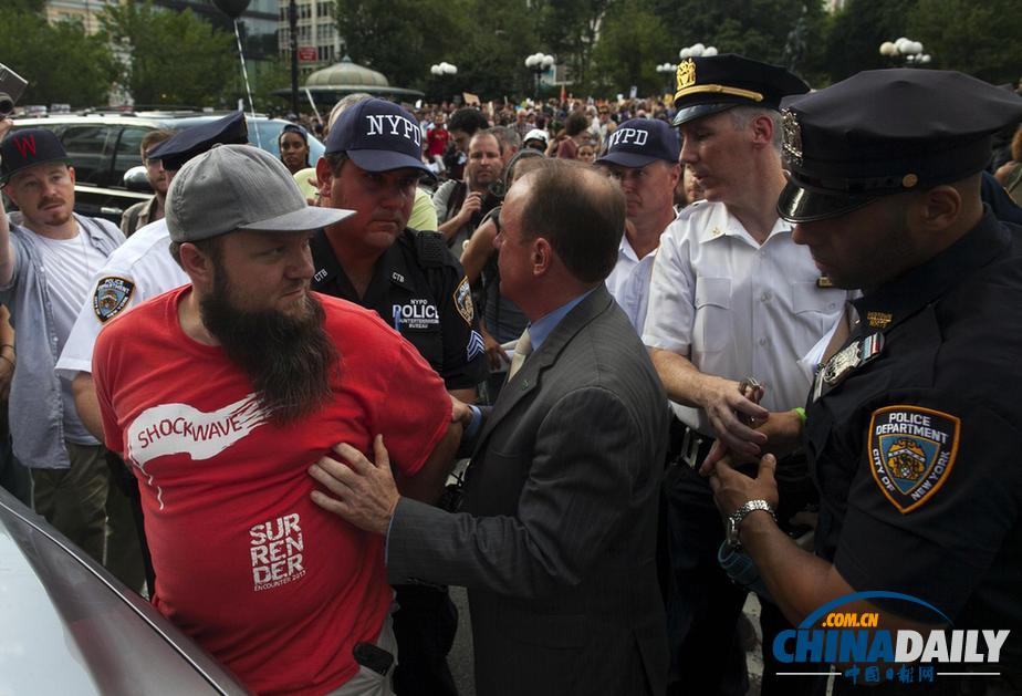 數(shù)千人聚集紐約時(shí)報(bào)廣場(chǎng) 抗議協(xié)警槍殺黑人被判無(wú)罪