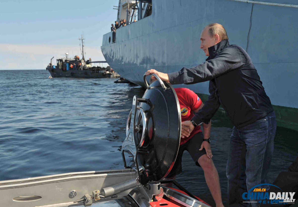 普京下潛海底考察沉船 再顯“硬漢”形象