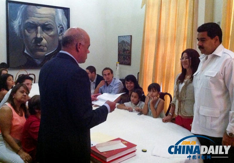 委內(nèi)瑞拉總統(tǒng)宣布完婚 新娘年長(zhǎng)近10歲(組圖)