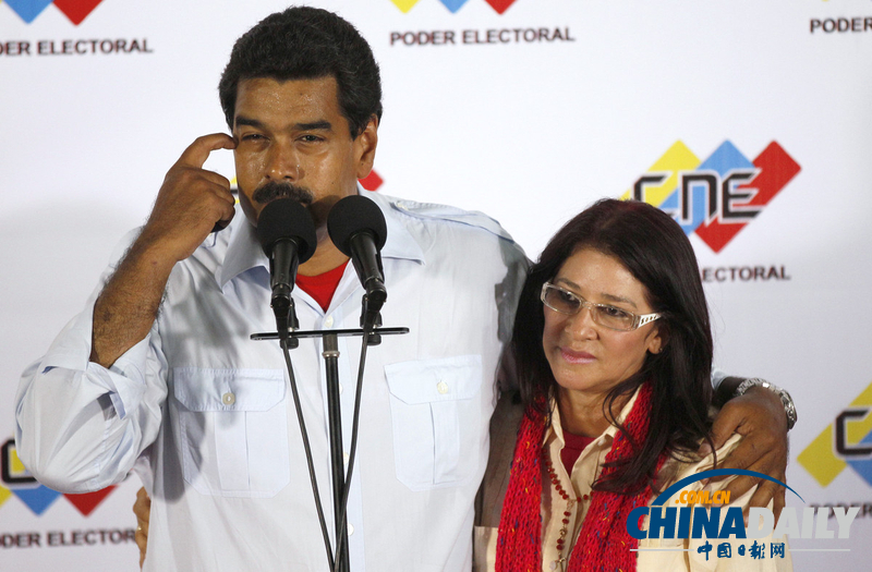委內(nèi)瑞拉總統(tǒng)宣布完婚 新娘年長近10歲(組圖)