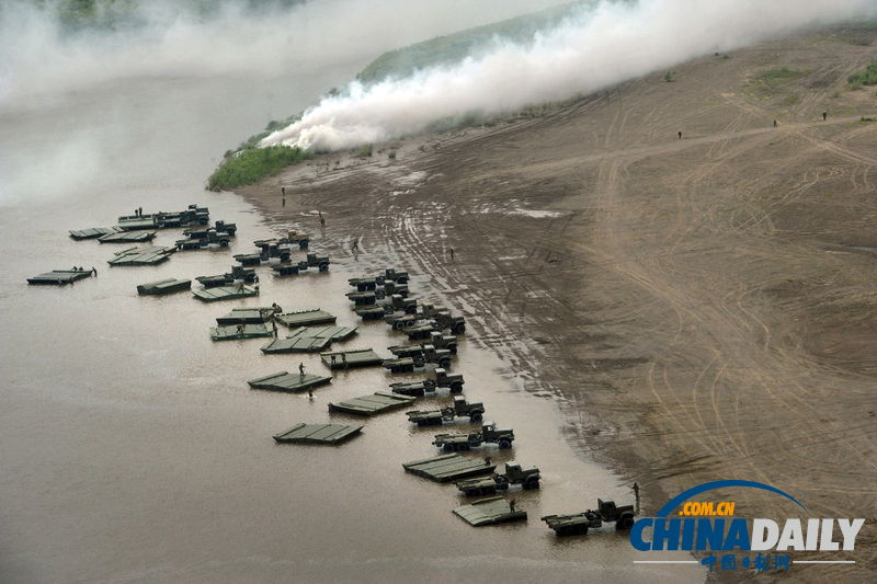 俄羅斯舉行最大規(guī)模軍演 普京乘直升機(jī)繼續(xù)觀看（組圖）