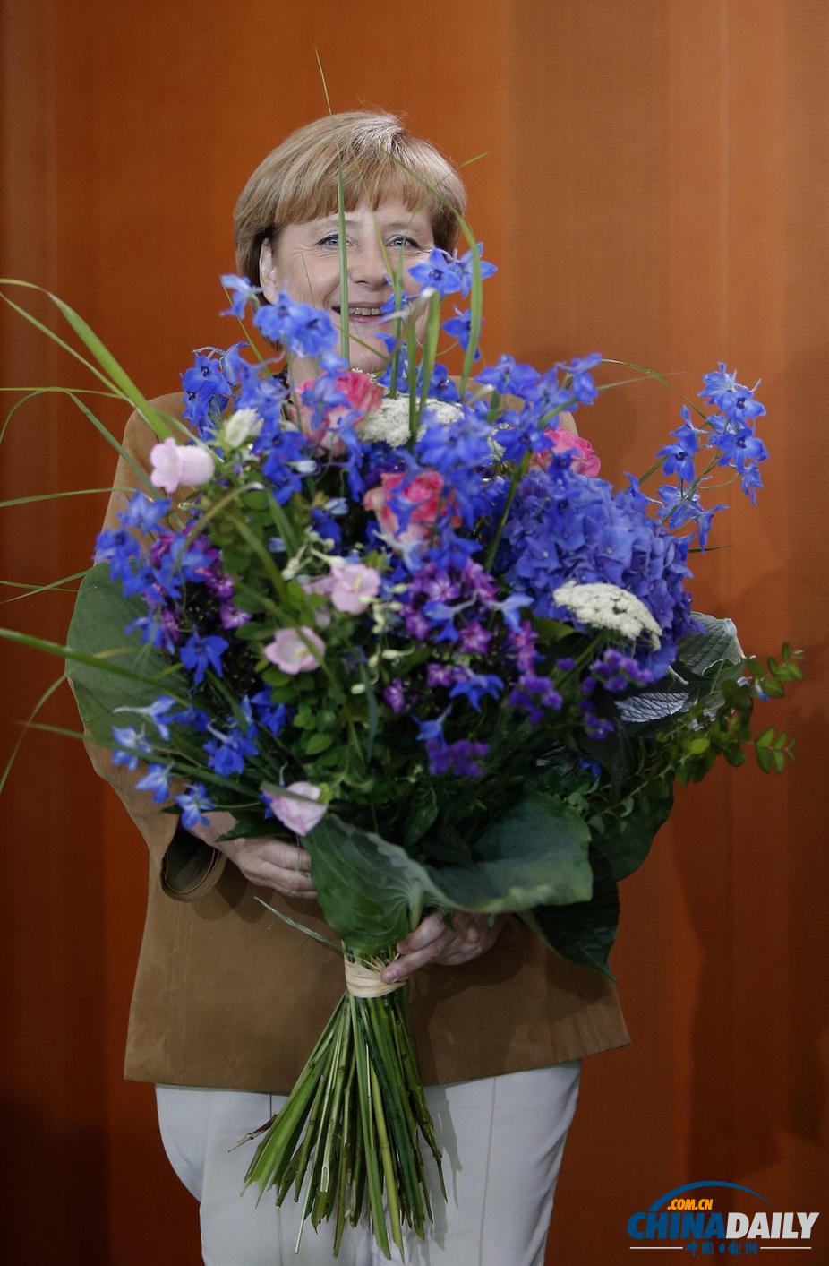 59歲默克爾內(nèi)閣會(huì)前收生日鮮花 略顯嬌羞（組圖）