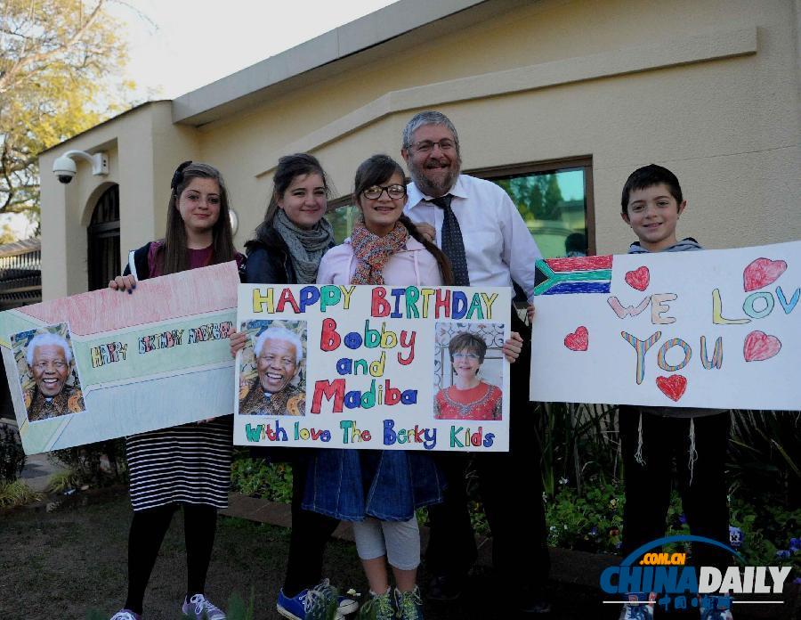 組圖:曼德拉迎來95歲生日 南非民眾以各種形式祝賀