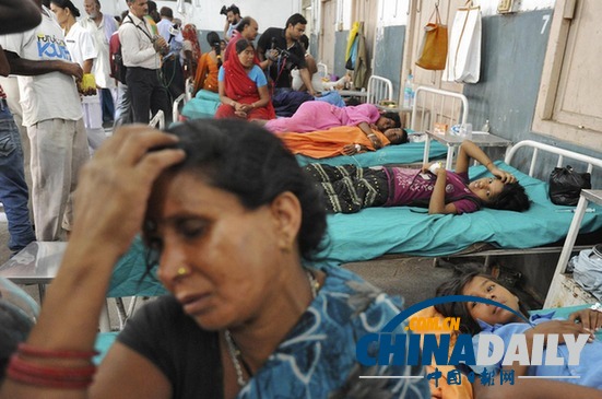 印度學(xué)生中毒死者據(jù)稱升至27人 各校長(zhǎng)被要求嘗餐