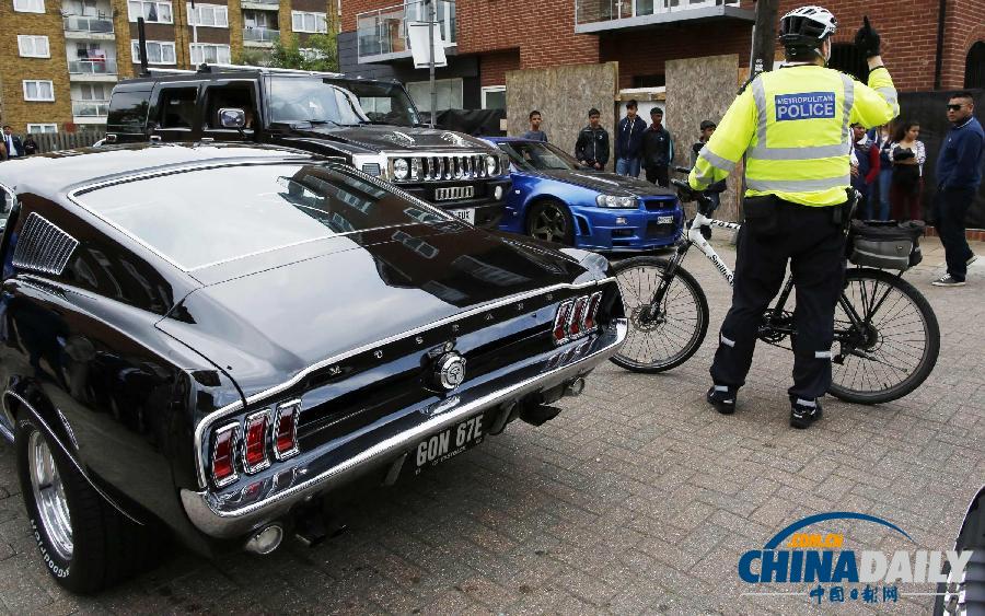 倫敦中學(xué)畢業(yè)生興起奢侈風(fēng) 租用超級(jí)跑車助興畢業(yè)慶典