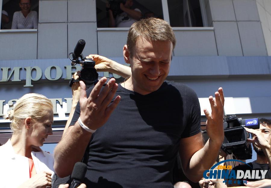 俄反對黨領(lǐng)袖暫時獲釋 心情輕松吃煎餅（高清圖）